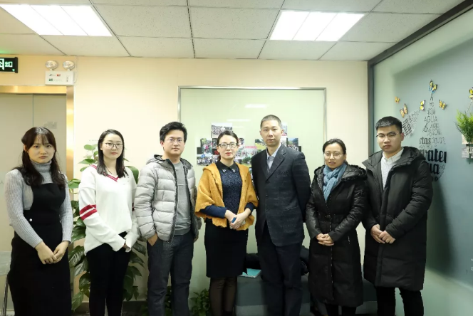 參訪交流結(jié)束后，達(dá)內(nèi)一行與人谷科技團(tuán)隊(duì)在門前合影留念