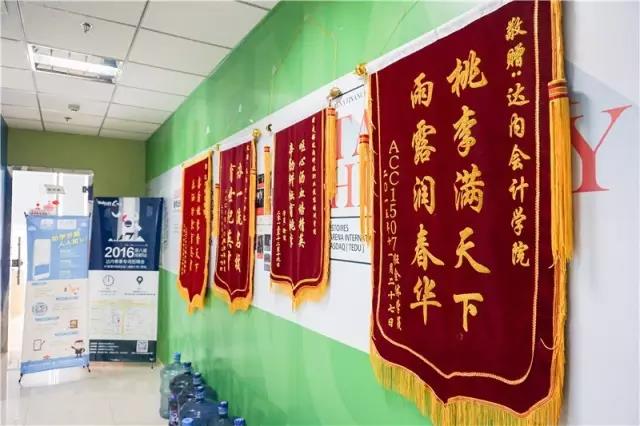 達內(nèi)教學(xué)環(huán)境怎么樣？學(xué)員送的錦旗