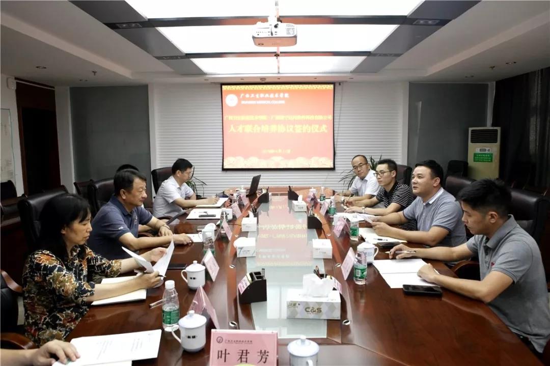 廣西衛(wèi)生職業(yè)技術學院黨委副書記、院長周元明、副院長岳桂華與達內集團黔桂城市總經理陸顯應、中心主任陳旭等校企領導及相關負責人共同出席見證了此次簽約儀式。