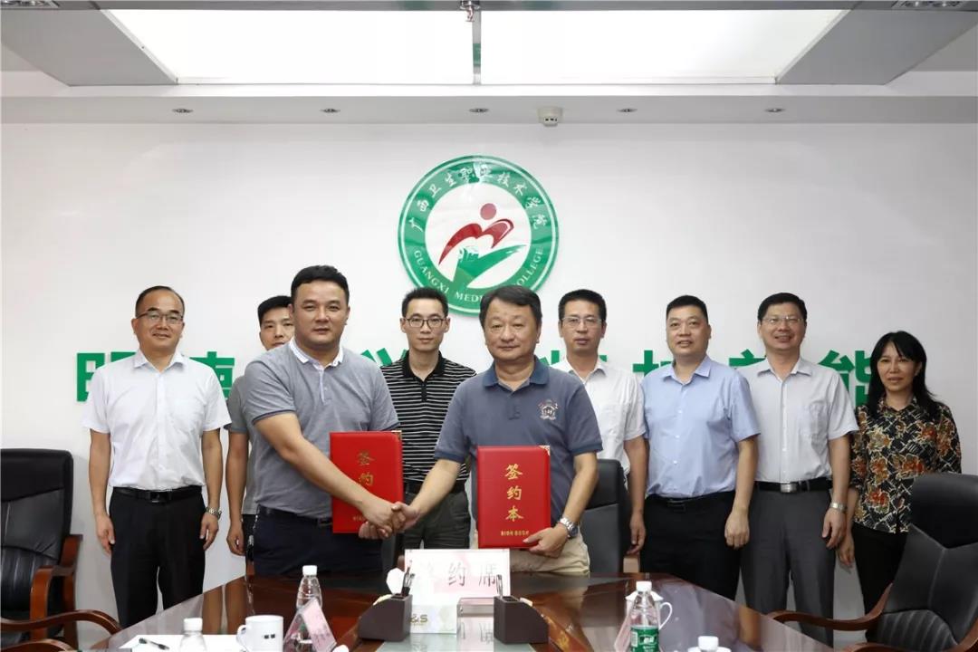 廣西衛(wèi)生職業(yè)技術學院黨委副書記、院長周元明、副院長岳桂華與達內集團黔桂城市總經理陸顯應、中心主任陳旭等校企領導及相關負責人共同出席見證了此次簽約儀式。