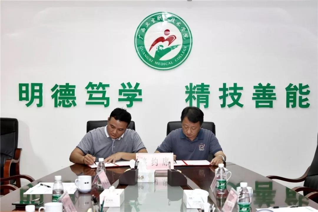 經過一番深入的交流之后，雙方領導進行簽約。