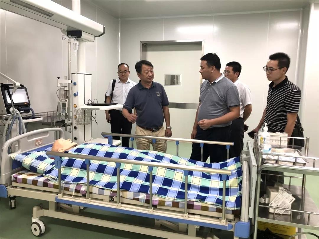 會后，在學院周院長的帶領下，雙方共同參觀了學院實操室、大數(shù)據(jù)、模擬醫(yī)院等實訓室。