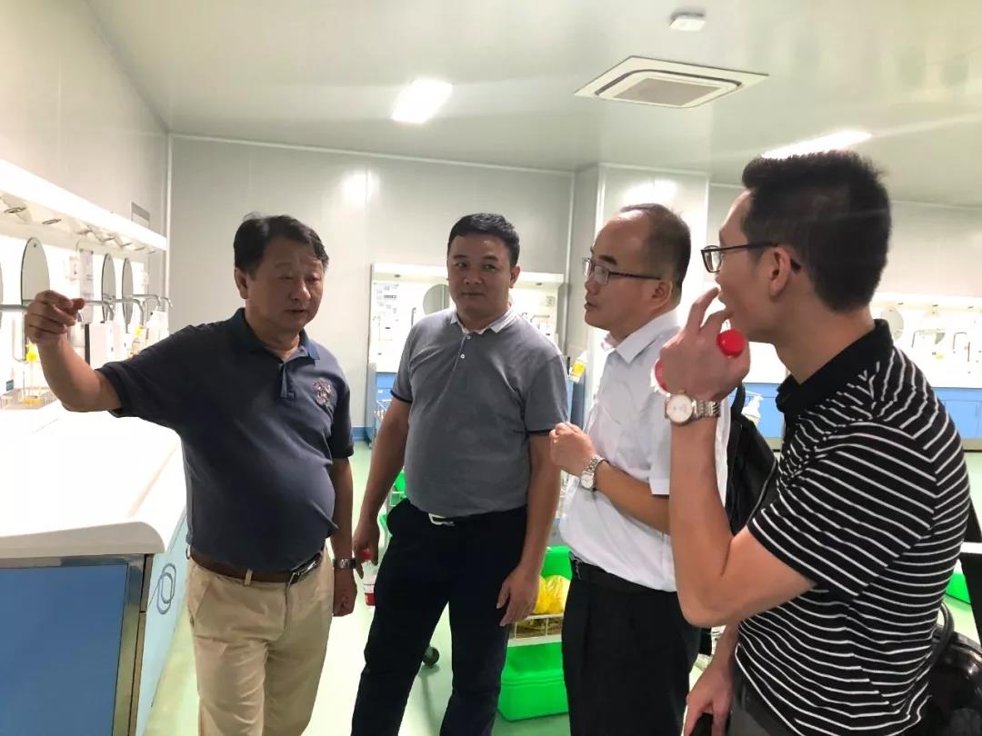 會后，在學院周院長的帶領下，雙方共同參觀了學院實操室、大數(shù)據(jù)、模擬醫(yī)院等實訓室。
