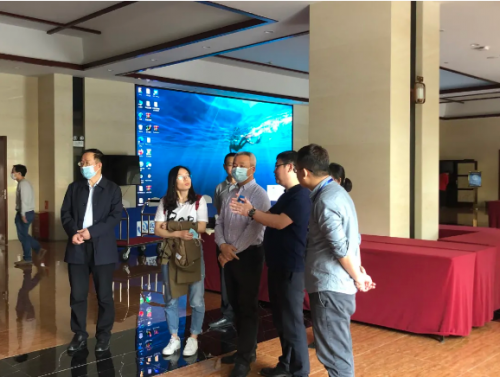 達內培訓集團中西區(qū)總經理李凌向教育部教育裝備研究與發(fā)展中心職業(yè)教育與高等教育裝備處處長劉俊波介紹達內培訓虛擬仿真實驗模式
