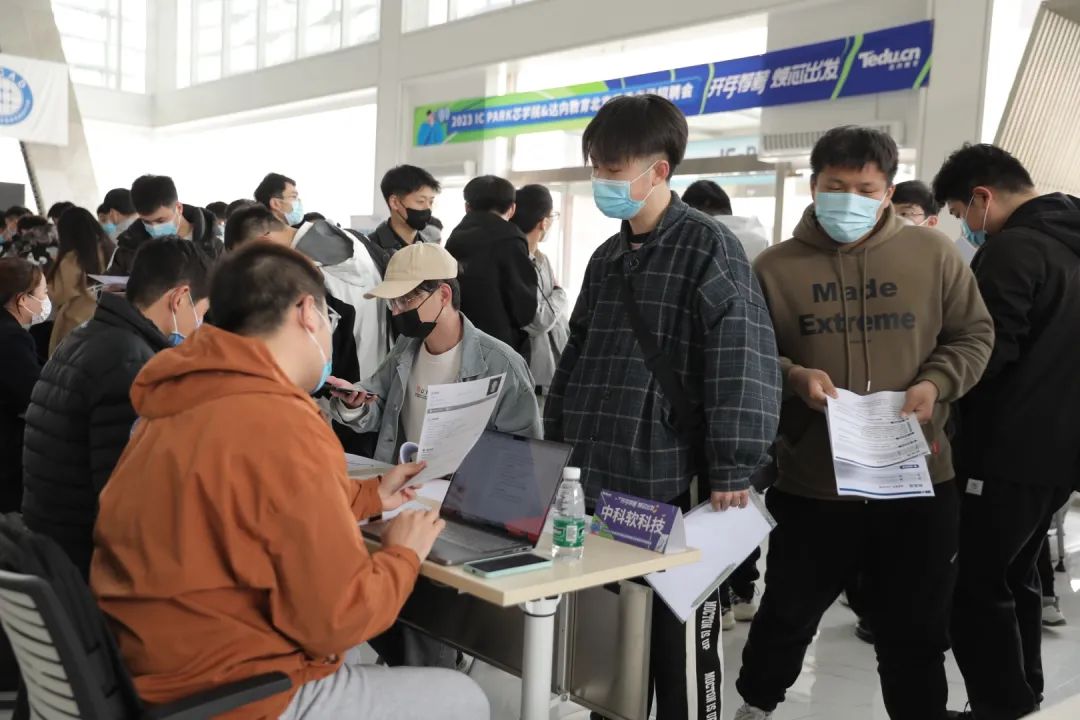 男生學(xué)電子計(jì)算機(jī)好就業(yè)嗎？